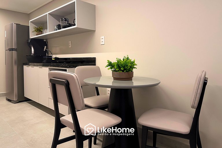 Flat à 50m da praia com área externa - LikeHome