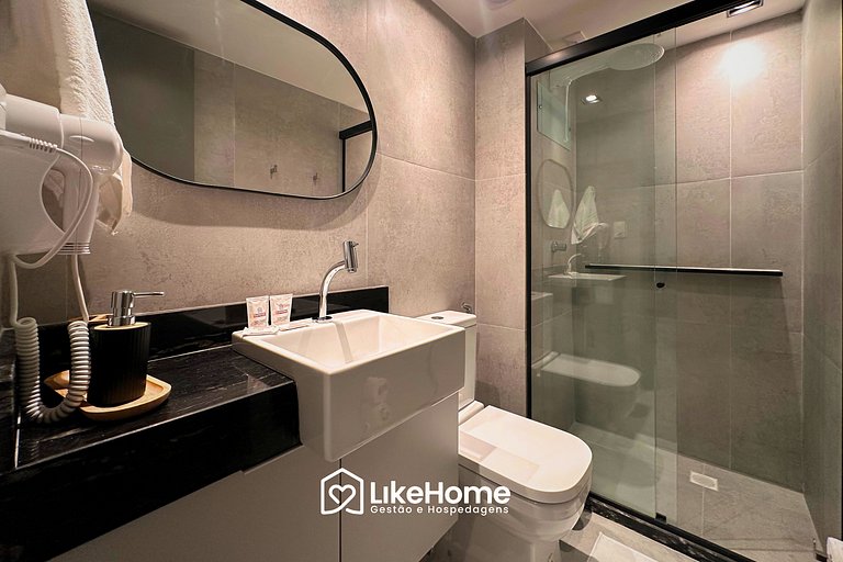 Flat à 50m da praia com área externa - LikeHome