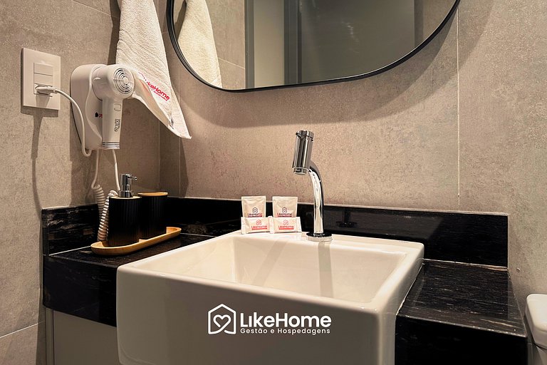 Flat à 50m da praia com área externa - LikeHome