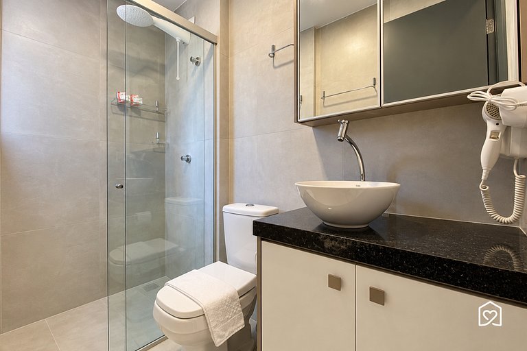 Flat w pool and rooftop w sea view near the beach